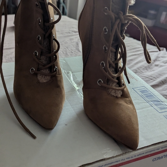 Jessica Simpson  size 7 - Picture 2 of 3